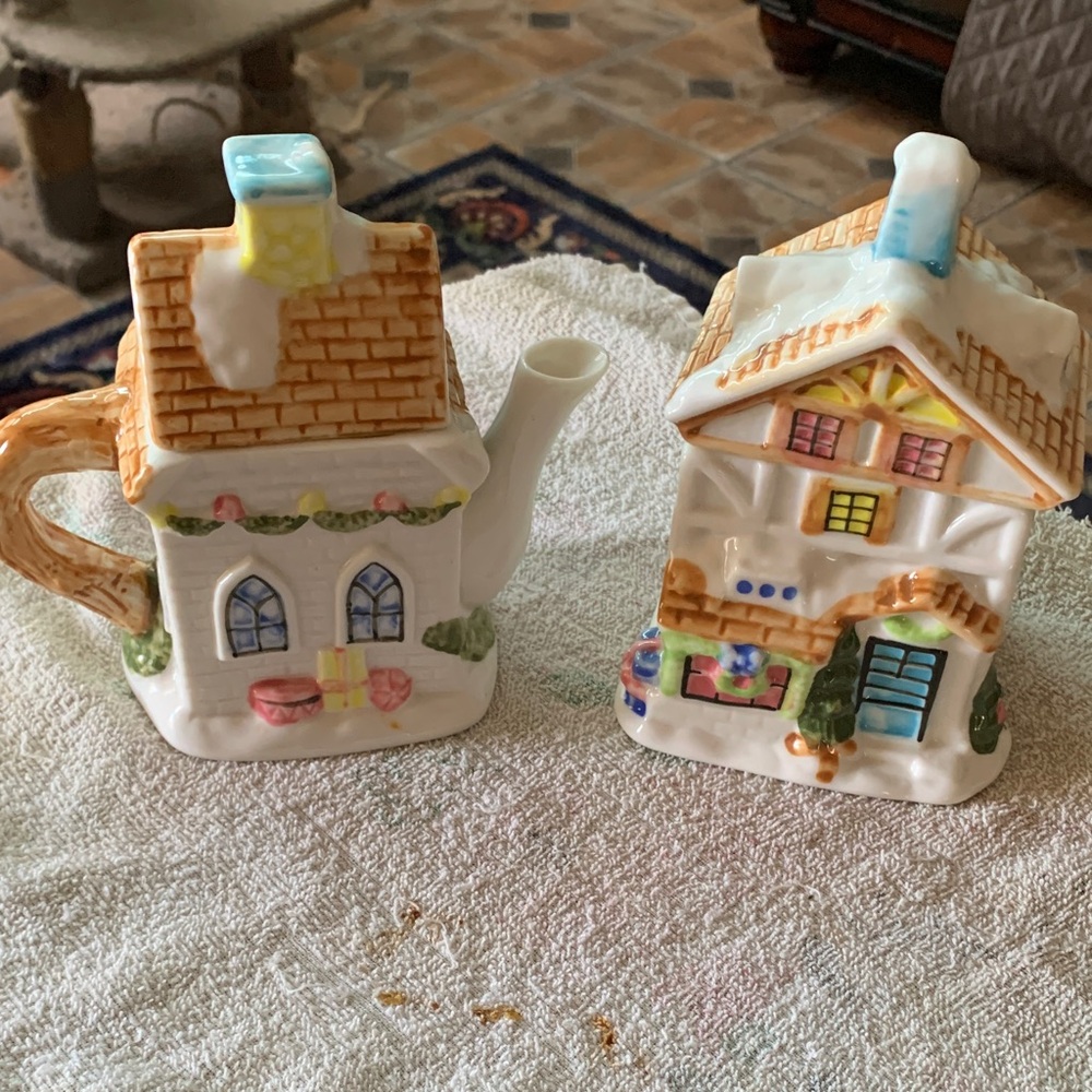 Houston Harvest Christmas Cottage set. Charming Ceramic House Teapot Set Vintage